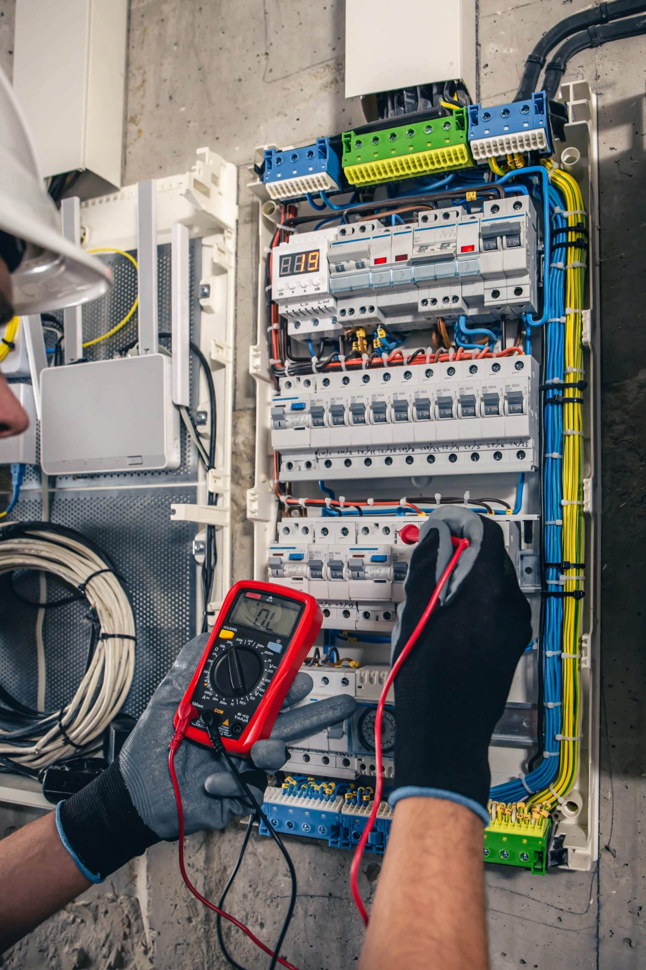 Technicien intervenant sur un panneau électrique commercial