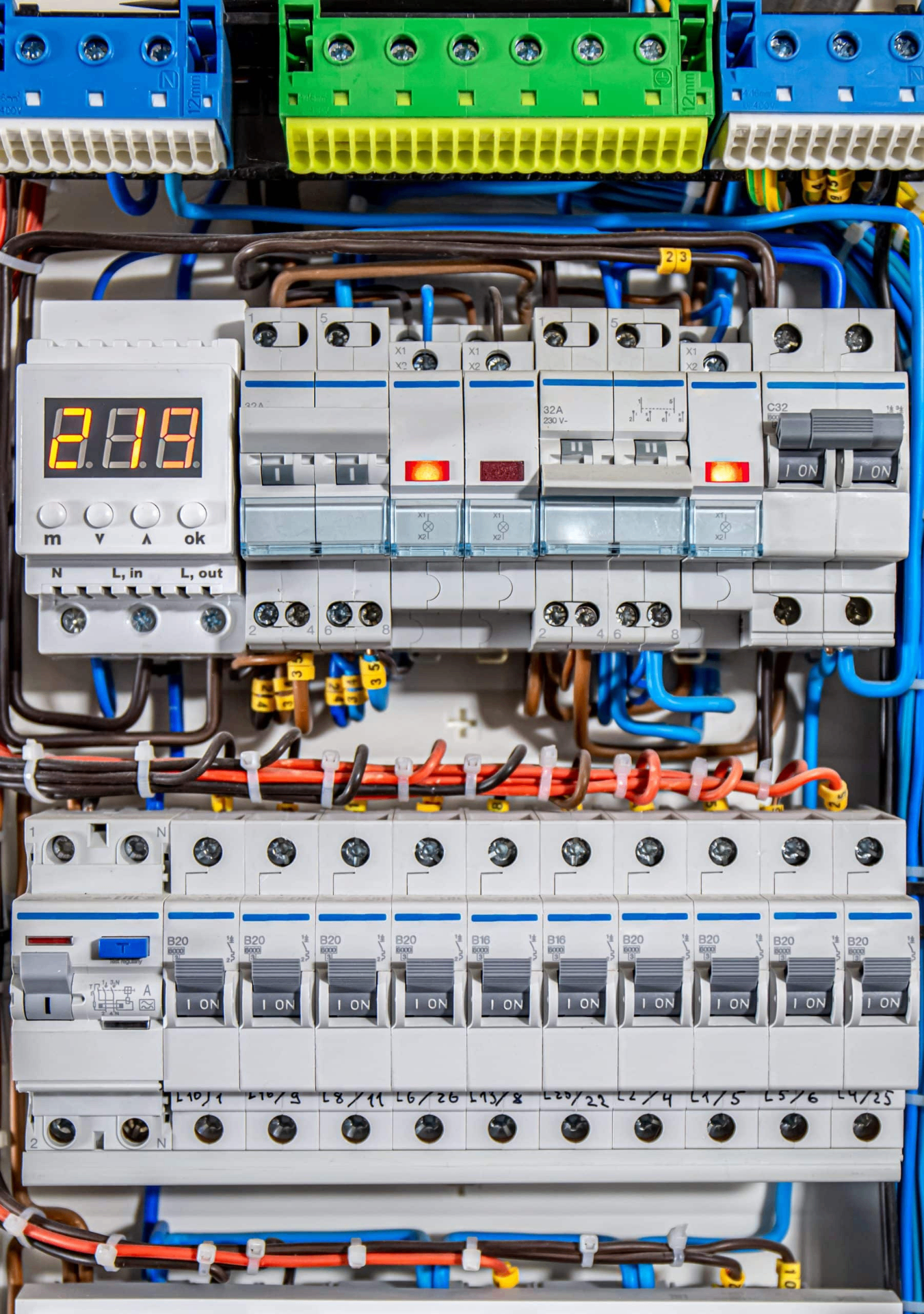 Vue rapprochée d'un panneau électrique modernisé avec disjoncteurs et câblage neuf